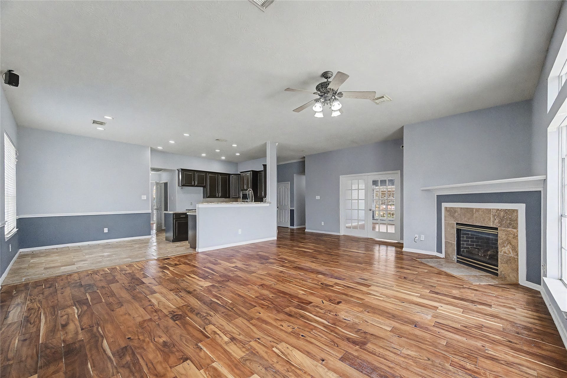 3615 Turtle Cove Drive, Pasadena, TX 77505 HERE'S A VIEW FROM THE FAMILY ROOM TO THE OPEN KITCHEN AND BREAKFAST AREAS