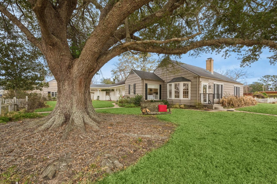 Property photo for 302 E Jackson Street, West Columbia, TX