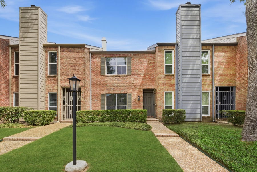 Property photo for 1011 Fountain View Drive, Houston, TX