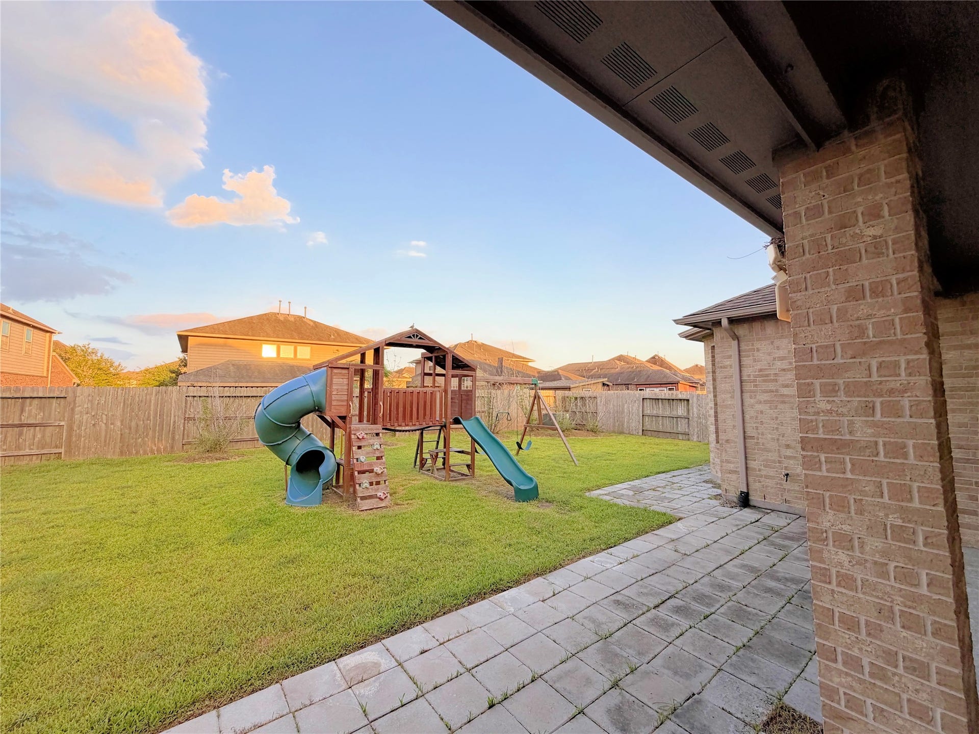 8611 Oakdale Bluff Court, Richmond, TX 77407
