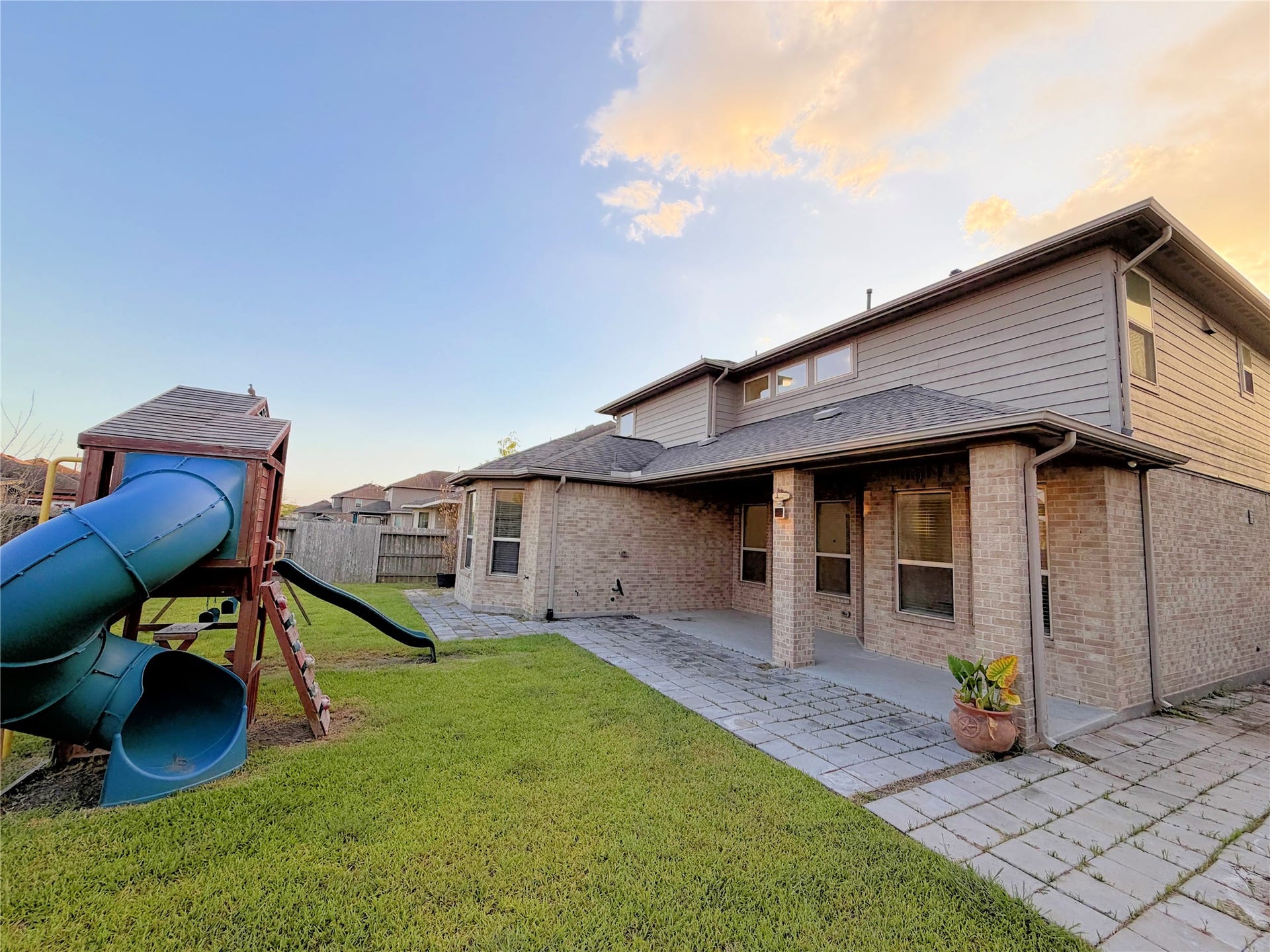8611 Oakdale Bluff Court, Richmond, TX 77407