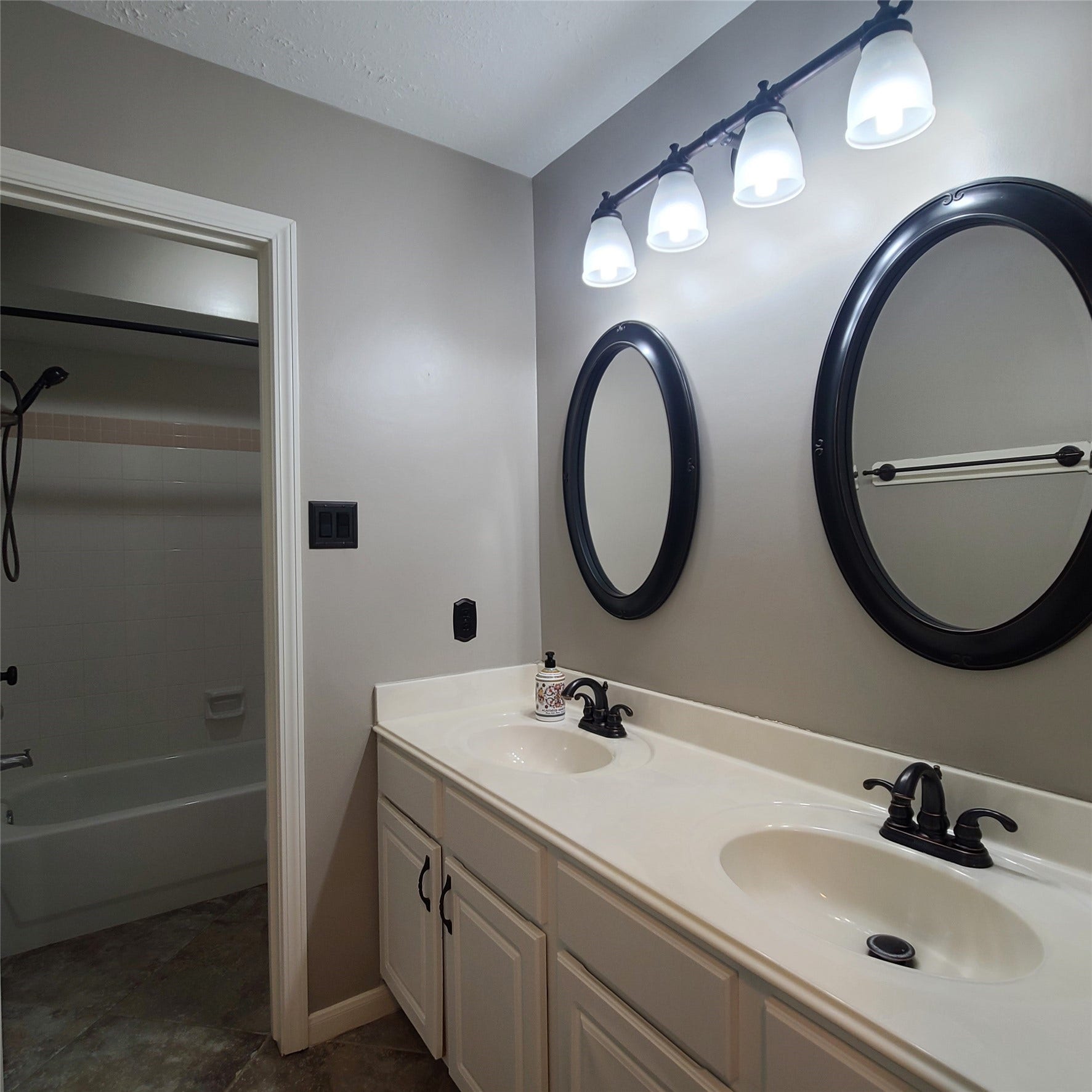 3127 Indigo Lane, Missouri City, TX 77459 full bath w/ double sinks