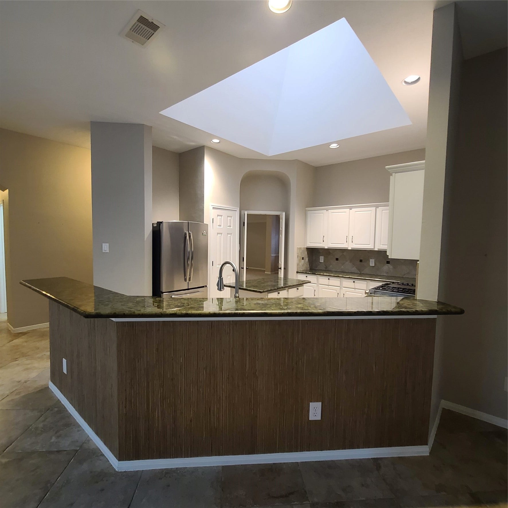 3127 Indigo Lane, Missouri City, TX 77459 kitchen with skylight