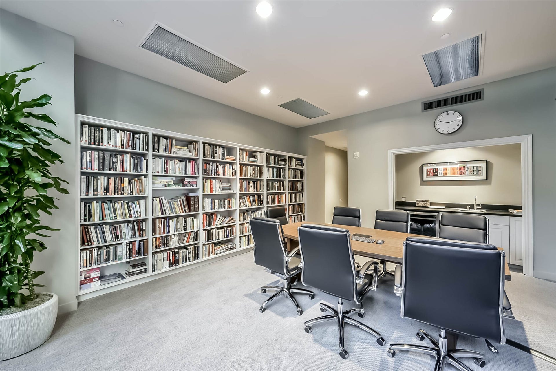 15 Greenway Plaza, #3B, Houston, TX 77046 The conference room is perfect to reserve for your meetings. A small kitchen and lending library is available for residents at The Greenway.