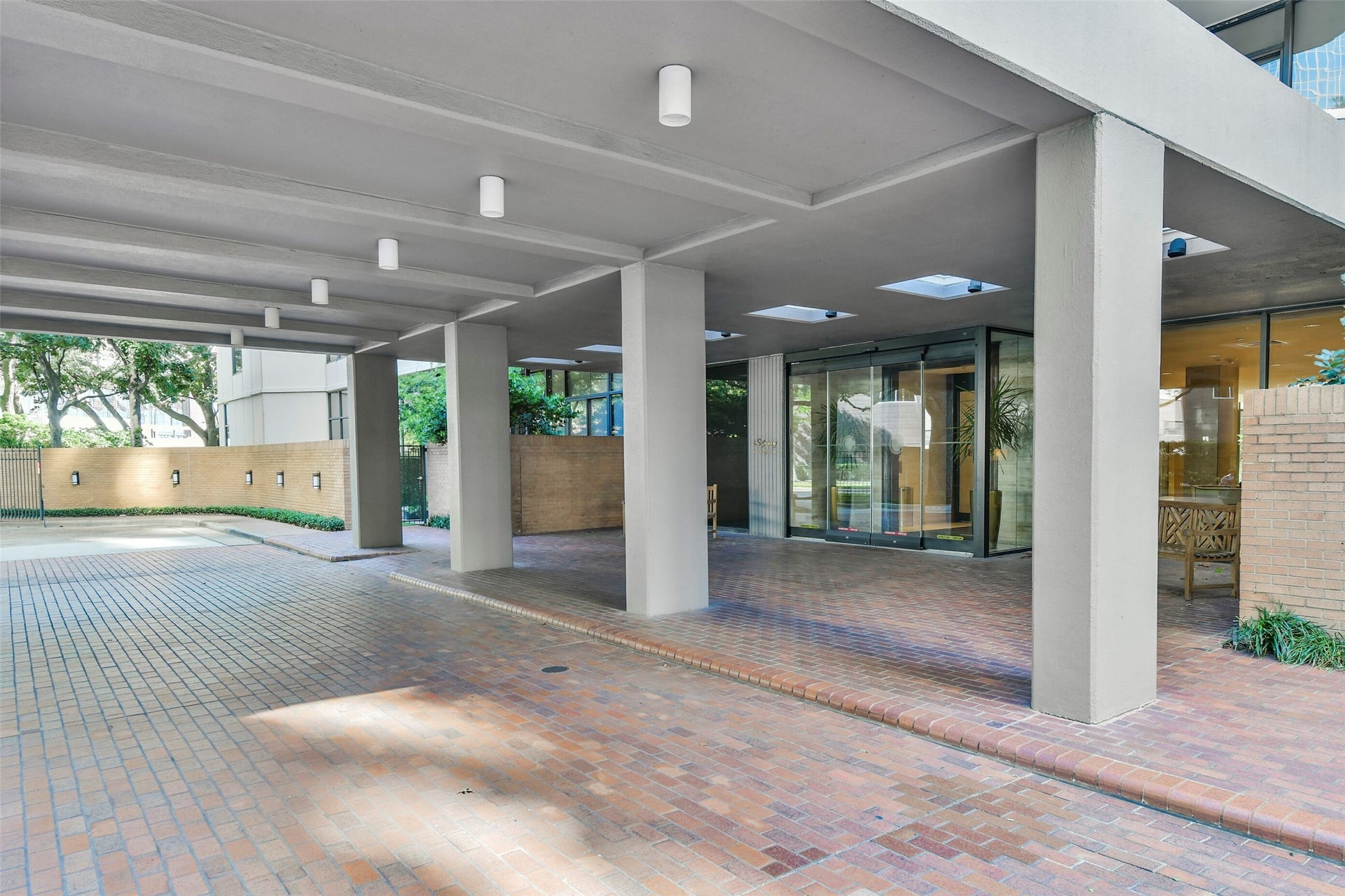 15 Greenway Plaza, #3B, Houston, TX 77046 Enjoy all of the gracious service that The Greenway offers .....valet parking, doorman, pools, and resident service desk for packages.