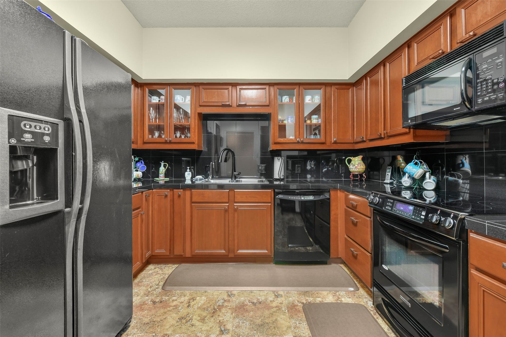 15 Greenway Plaza, #3B, Houston, TX 77046 The handsome kitchen includes glass front display cabinets, a nice sized pantry, and plenty of storage.