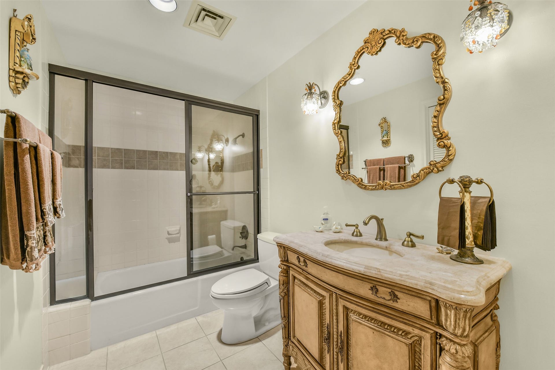 15 Greenway Plaza, #3B, Houston, TX 77046 A charming guest bathroom includes a full shower/bath .
