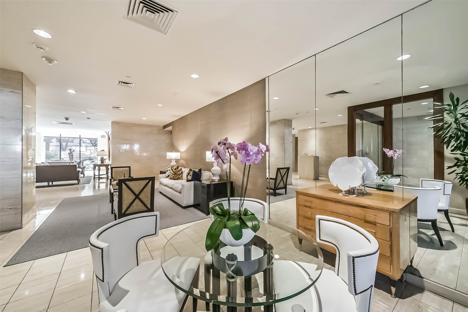 15 Greenway Plaza, #3B, Houston, TX 77046 The elegant lobby of The Greenway welcomes guests to this comfortable and secure lifestyle in the middle of the city.
