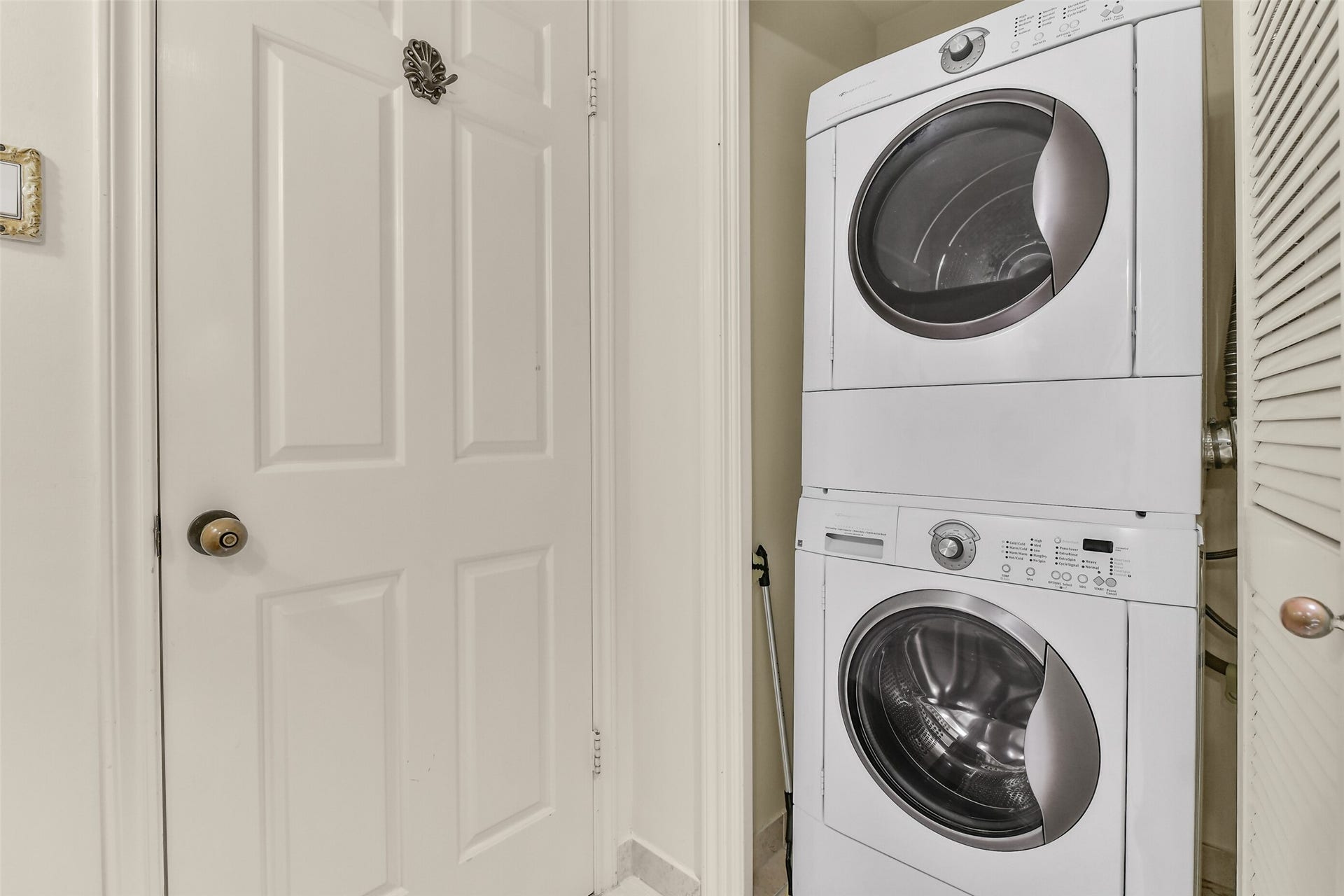 15 Greenway Plaza, #3B, Houston, TX 77046 The guest bathroom includes a full-sized stack washer/dryer.