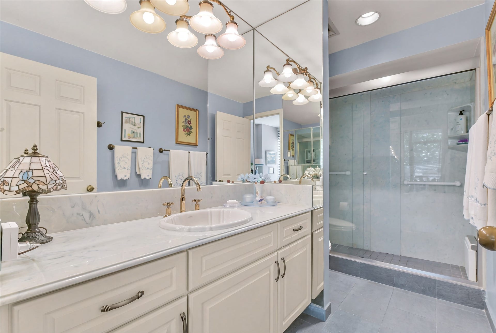 15 Greenway Plaza, #3B, Houston, TX 77046 The primary ensuite bathroom features a large walk-in shower.