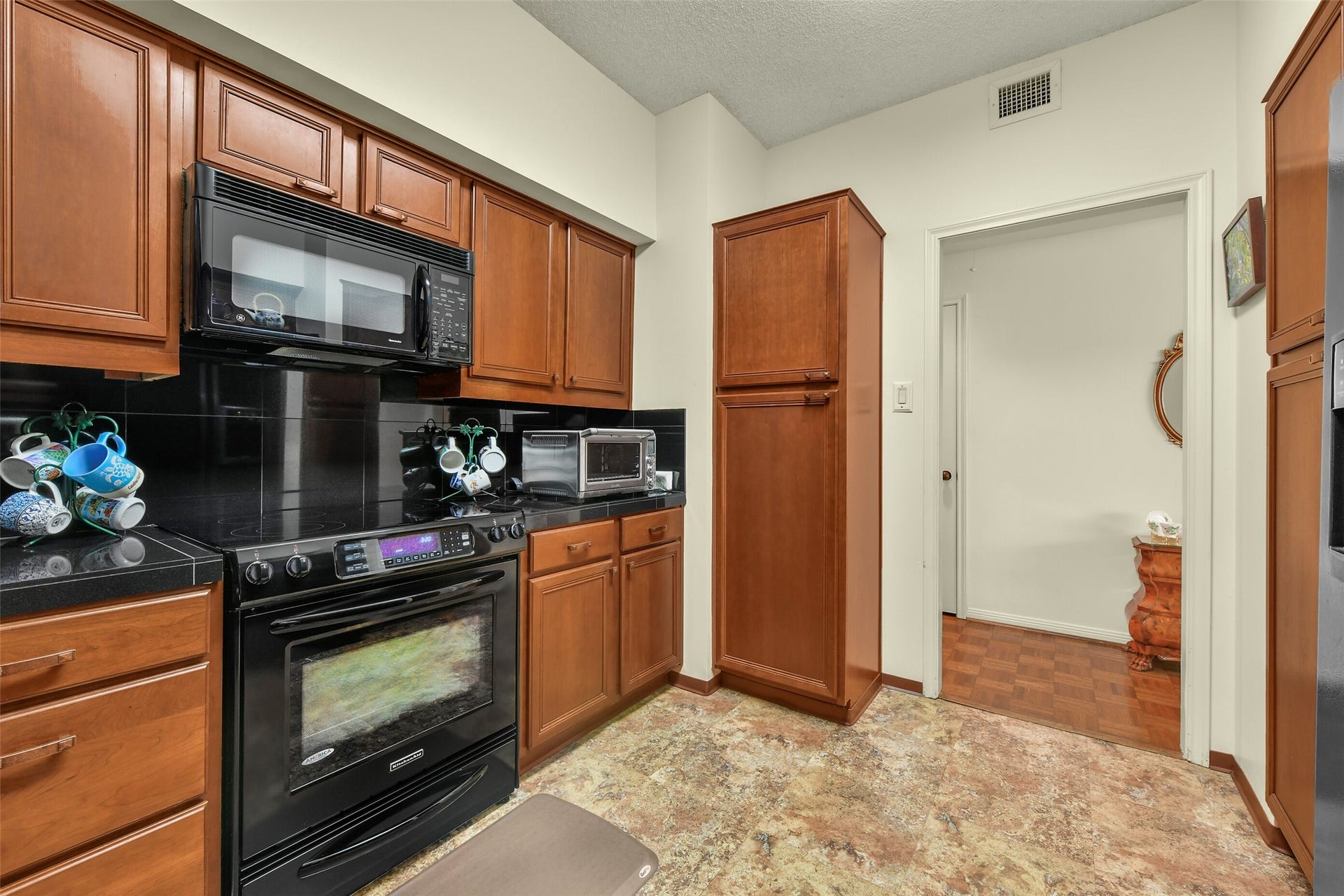 15 Greenway Plaza, #3B, Houston, TX 77046 To the side of the entry is a well equipped kitchen with custom built-in cabinetry.
