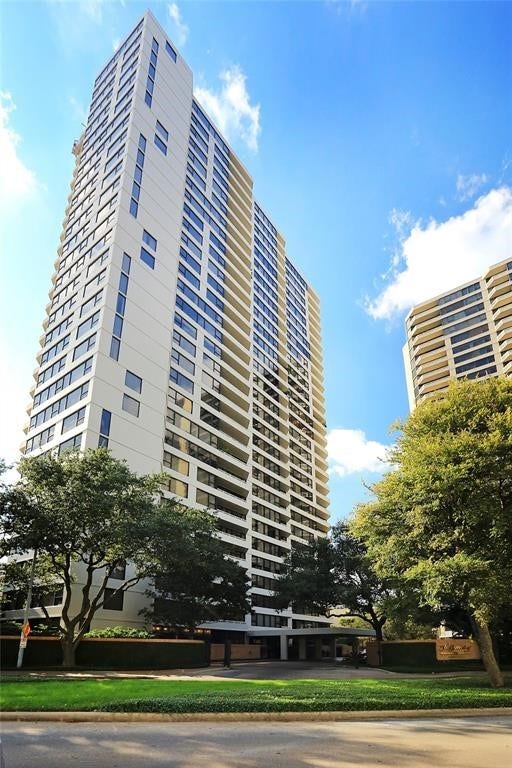 15 Greenway Plaza, #3B, Houston, TX 77046 15 Greenway 3B presents a great opportunity to enjoy all of the benefits at The Greenway