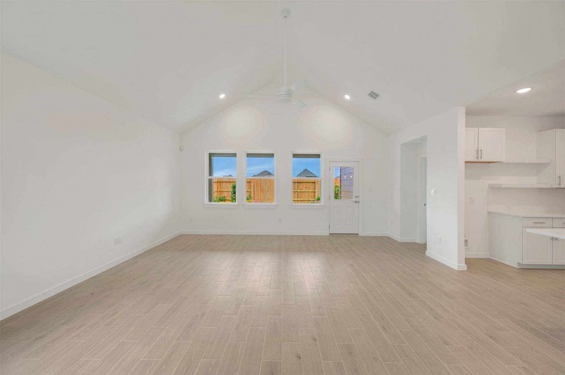 564 Day Station Drive, Dayton, TX 77535 Open great room