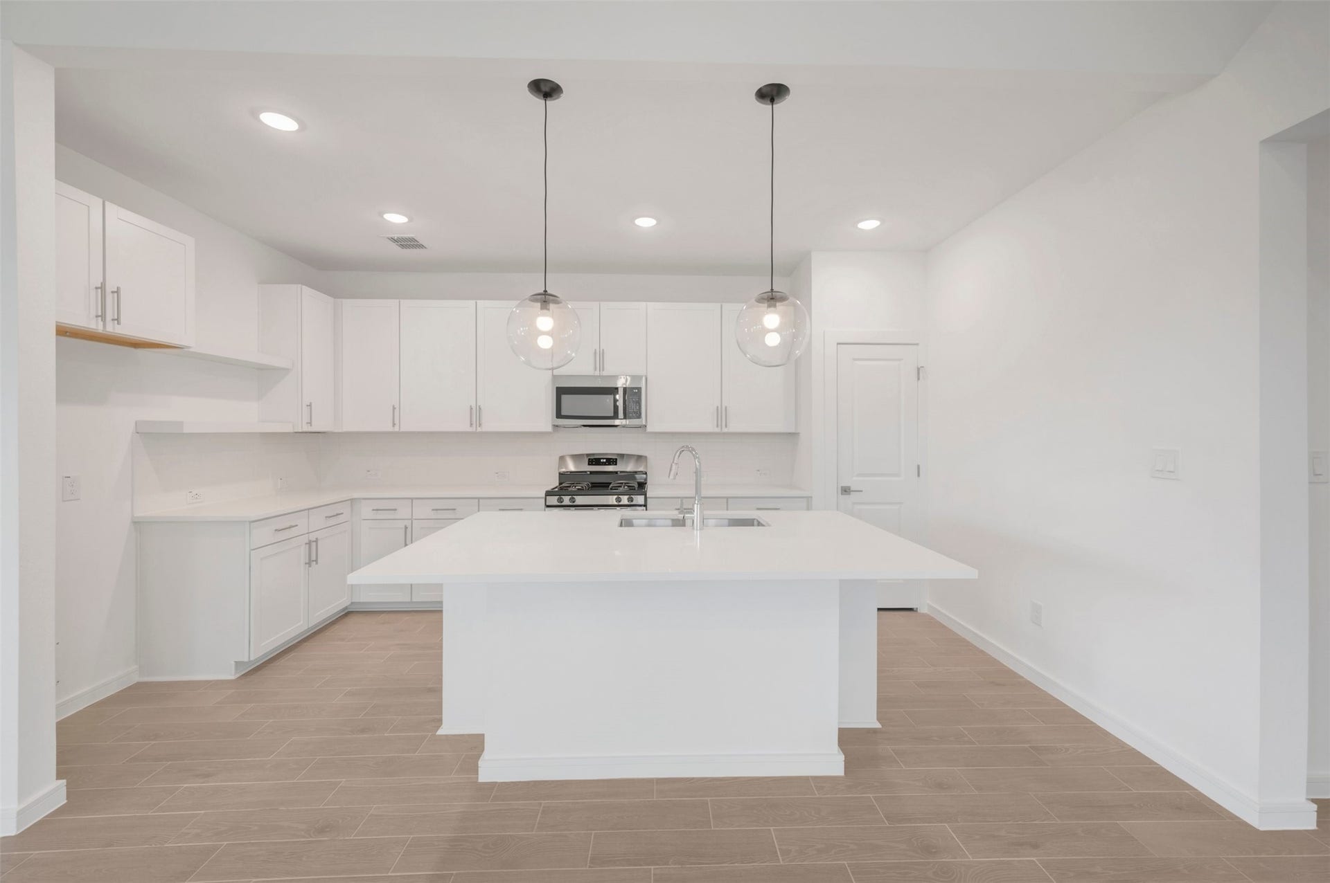 564 Day Station Drive, Dayton, TX 77535 Gourmet island kitchen