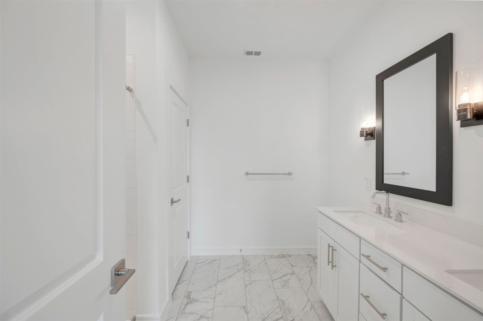 564 Day Station Drive, Dayton, TX 77535 Serene primary bath