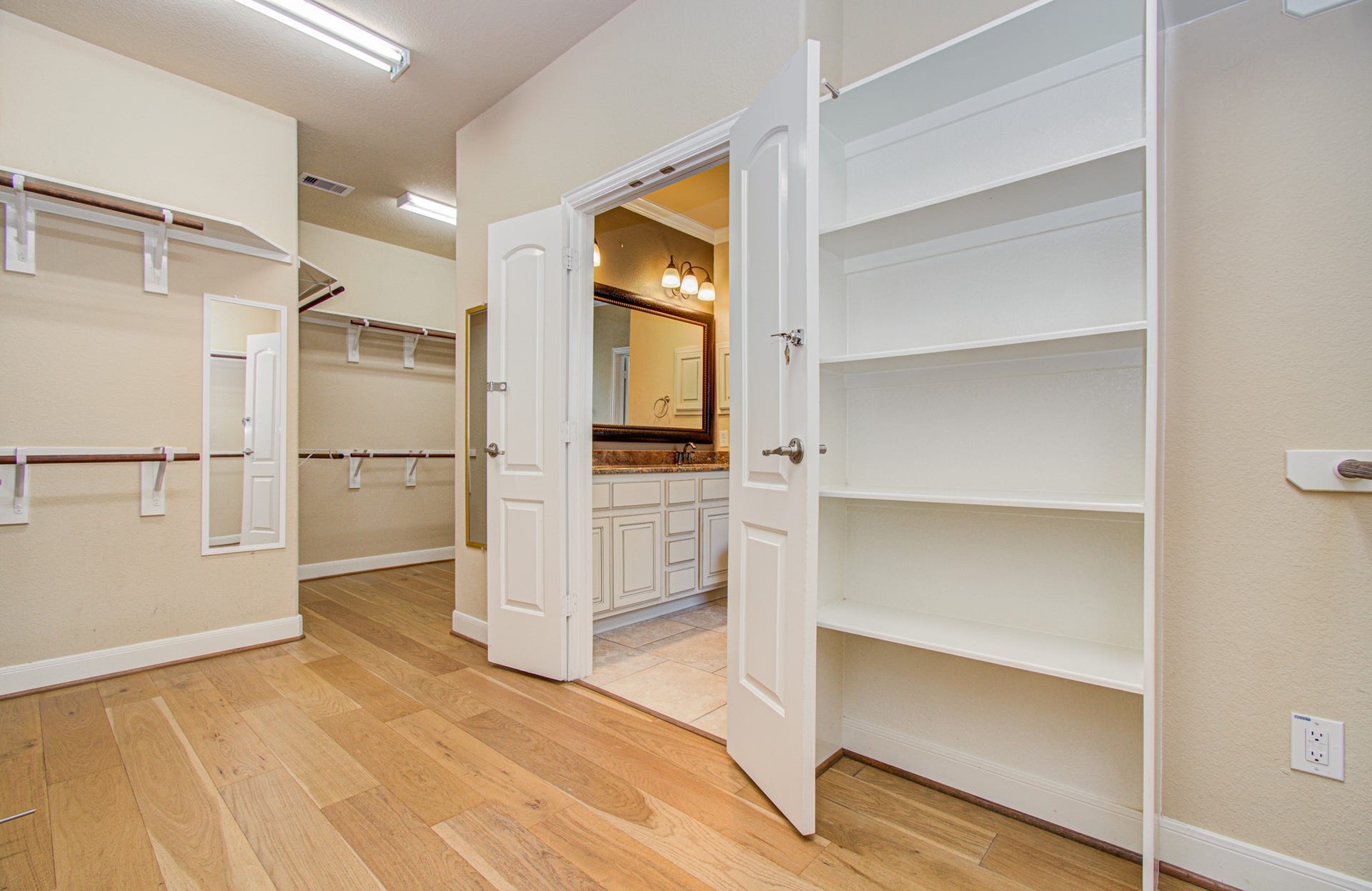 107 N Victoriana Circle, Spring, TX 77389 107 N Victoriana Circle, Spring, TX 77389