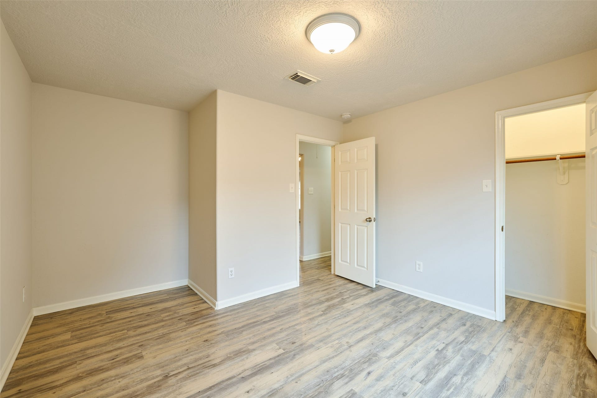 Secondary bedroom.