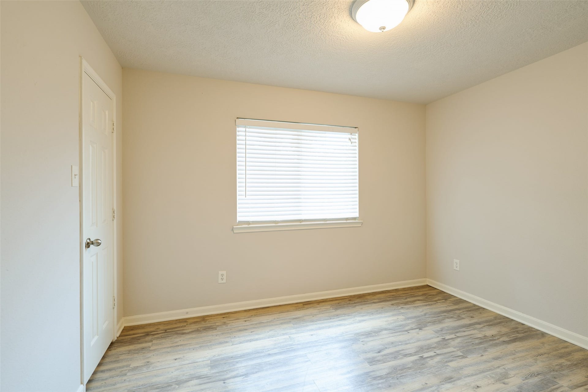 Secondary bedroom.