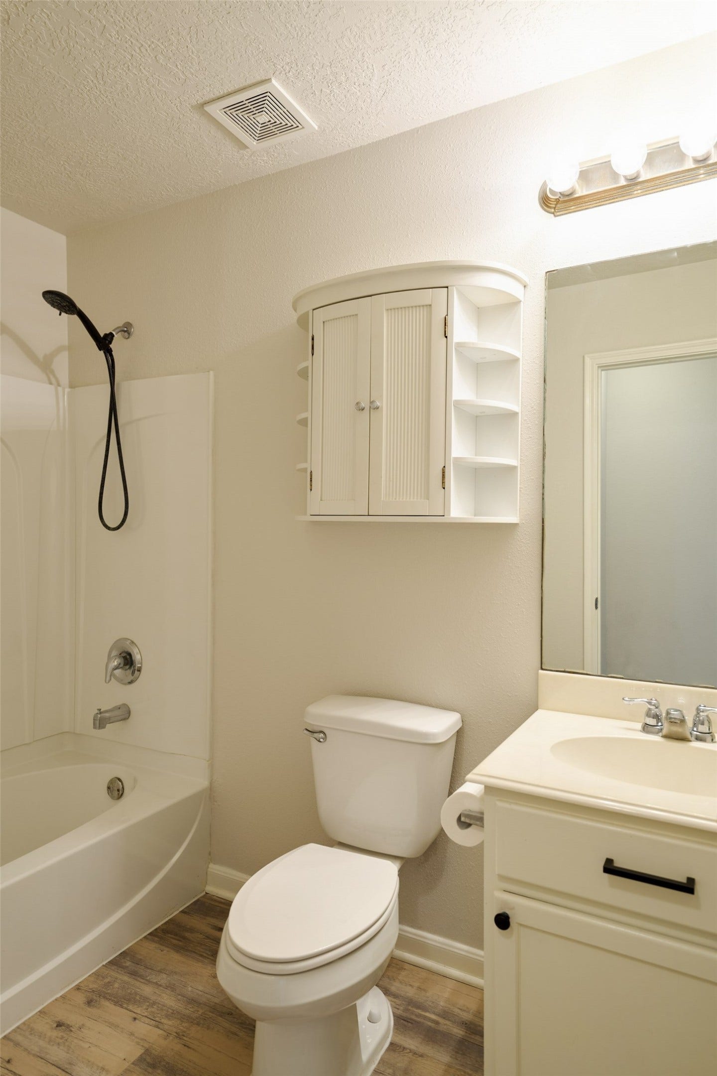 Secondary bathroom.