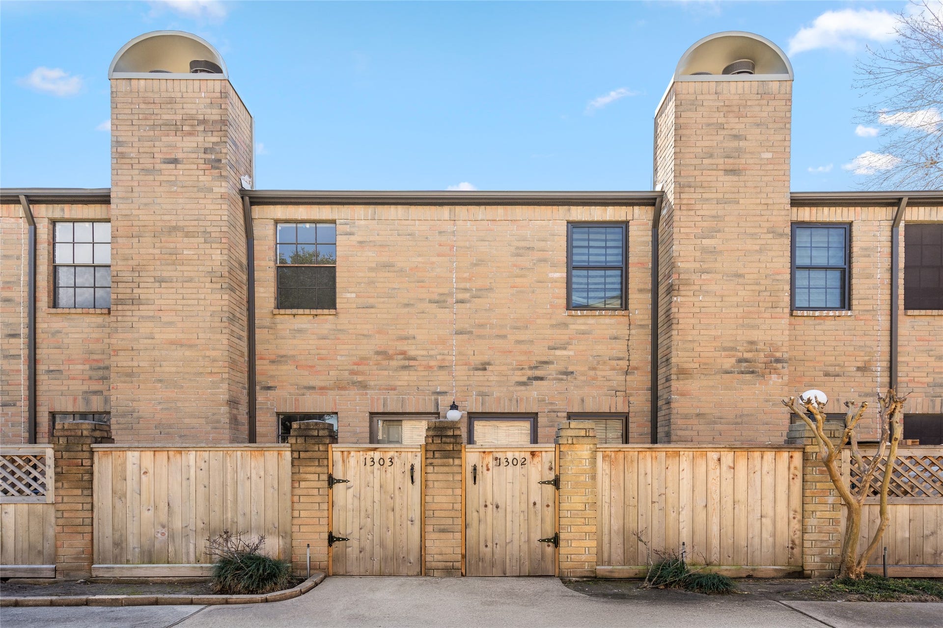 9850 Pagewood Lane, #1302, Houston, TX 77042 Welcome to 9850 Pagewood Lane #1302, a charming townhome with a timeless brick faade and a private gated entry. The warm brick exterior, accented by classic black-trim windows and dual chimneys, exudes character and curb appeal. A fenced front patio adds an extra layer of privacy, making this home a perfect retreat in a well-maintained community.
