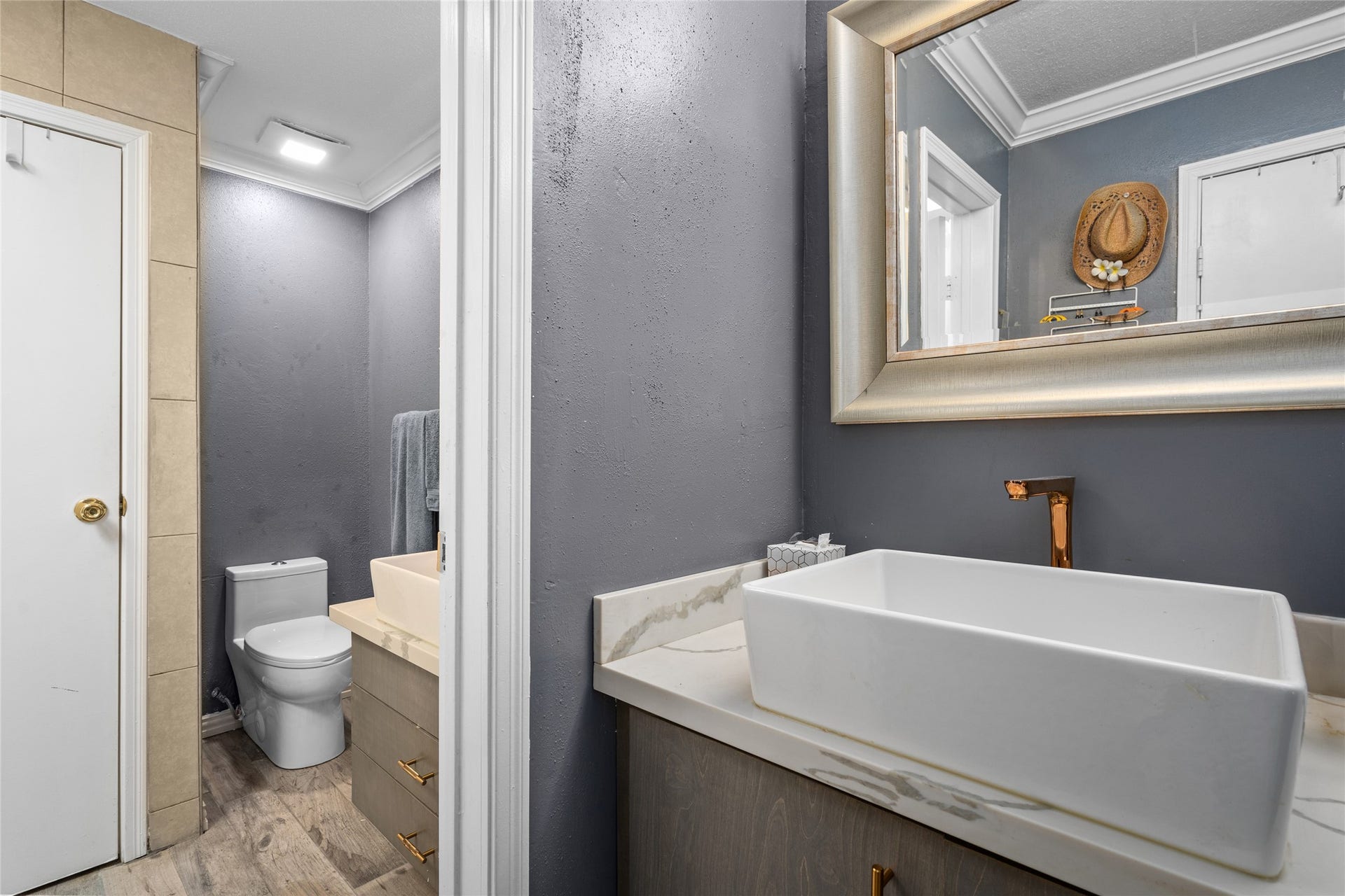 9850 Pagewood Lane, #1302, Houston, TX 77042 This stylish secondary bathroom features a contemporary vanity with a sleek countertop and a modern vessel sink. The two-part layout provides added functionality, separating the vanity area from the toilet and shower space. A neutral color scheme and elegant finishes enhance the overall aesthetic, creating a refined and inviting atmosphere.