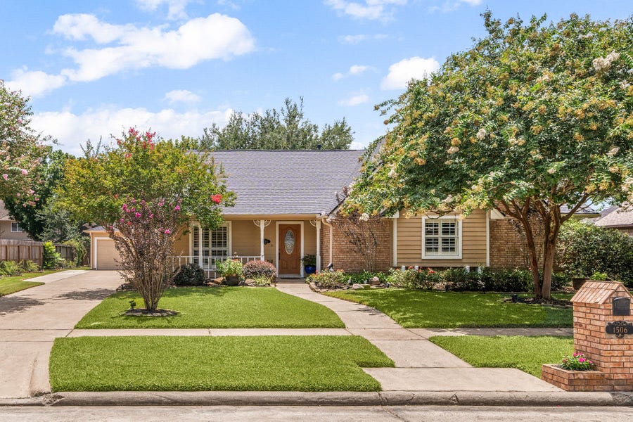Property photo for 1506 Oak Hollow Drive, Friendswood, TX
