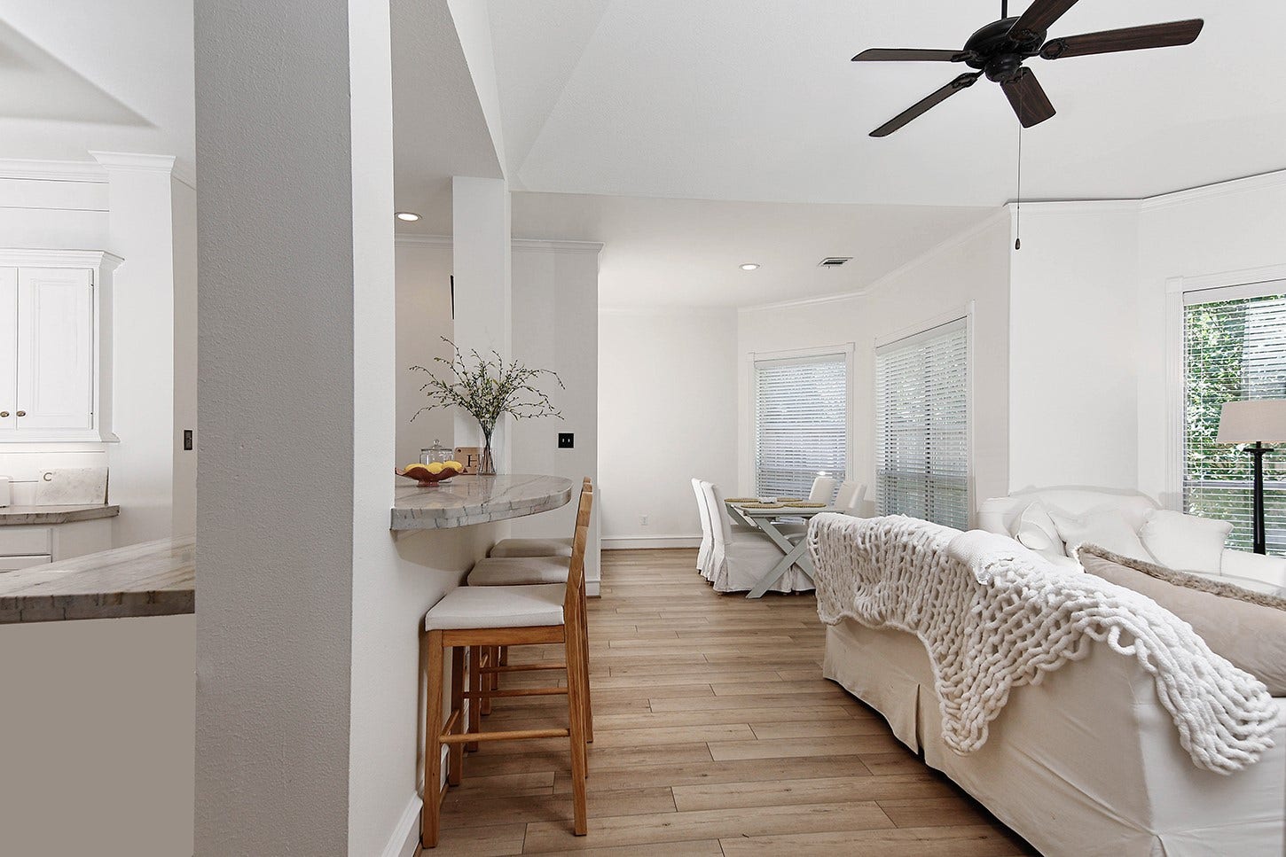 27 Acorn Cluster Court, The Woodlands, TX 77381 27 Acorn Cluster Court, The Woodlands, TX 77381