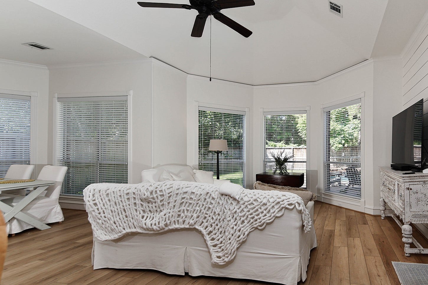 27 Acorn Cluster Court, The Woodlands, TX 77381 27 Acorn Cluster Court, The Woodlands, TX 77381