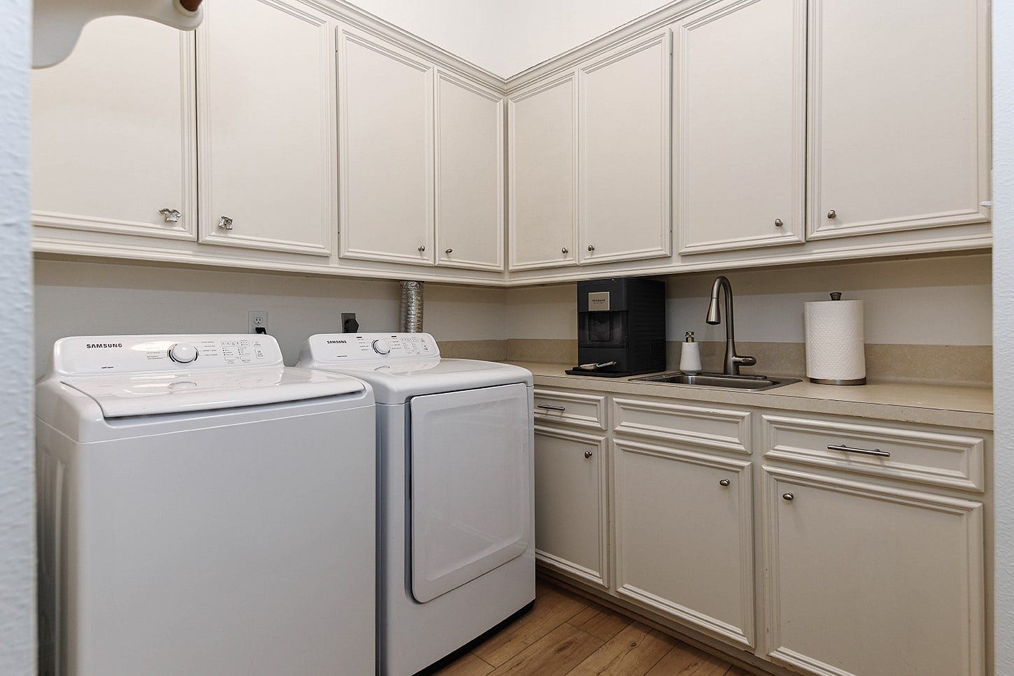 27 Acorn Cluster Court, The Woodlands, TX 77381 27 Acorn Cluster Court, The Woodlands, TX 77381