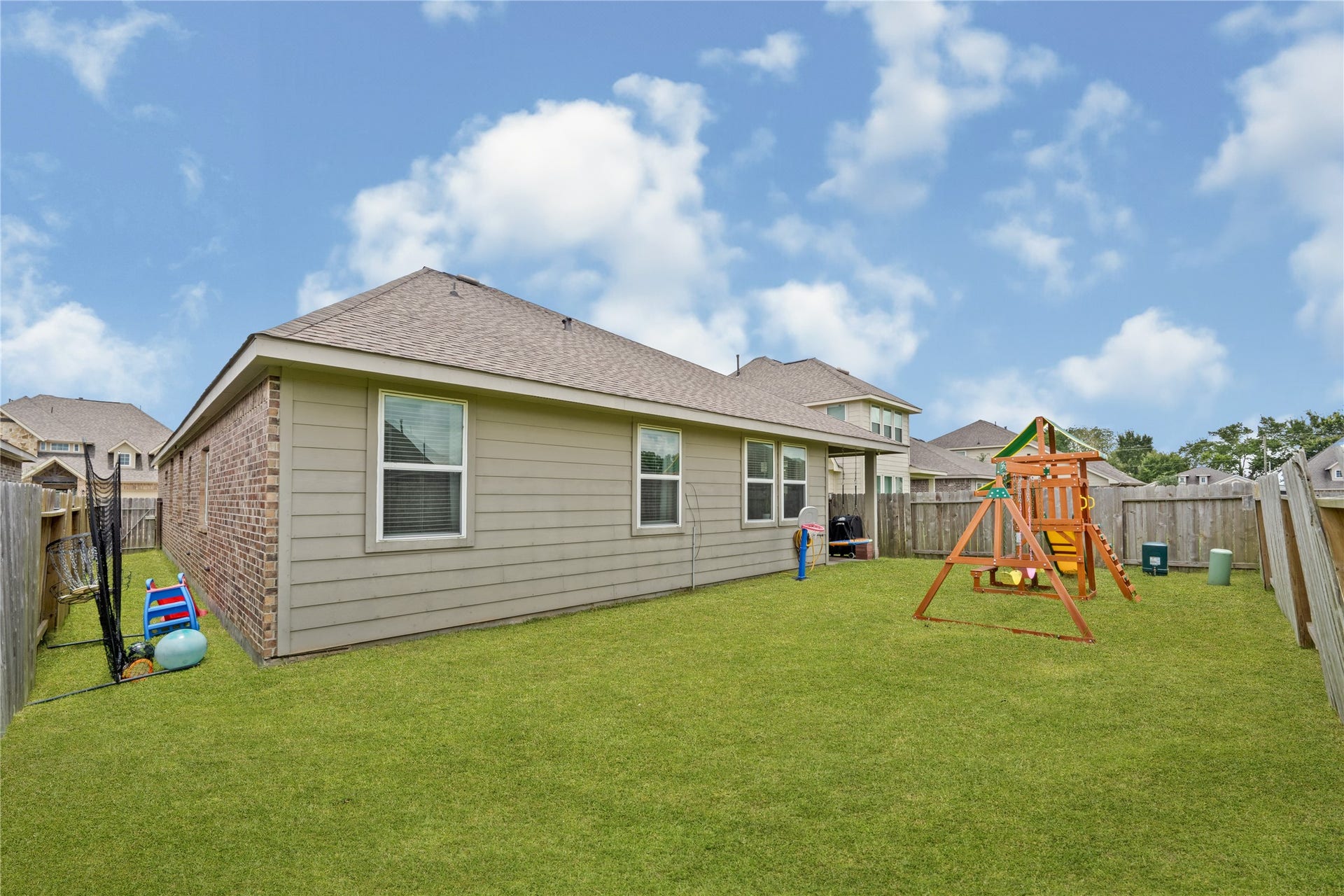 221 Gigi Place, Alvin, TX 77511