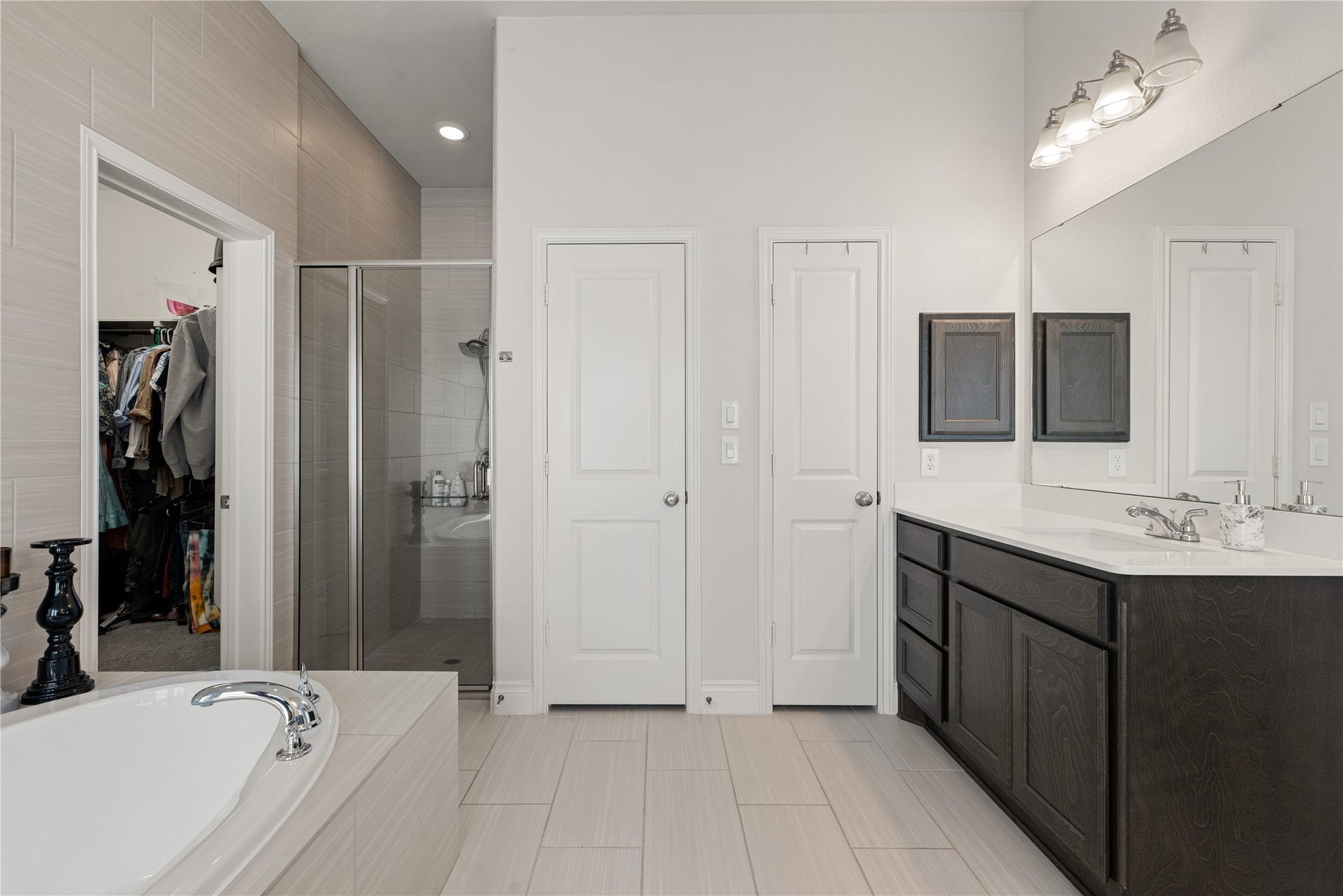 2419 Elmwood Trail, Katy, TX 77493 Spacious primary bathroom with dual sinks, large vanity, soaking tub, separate walk-in shower, and generous walk-in closet. Clean, bright, and functional layout with plenty of storage space.