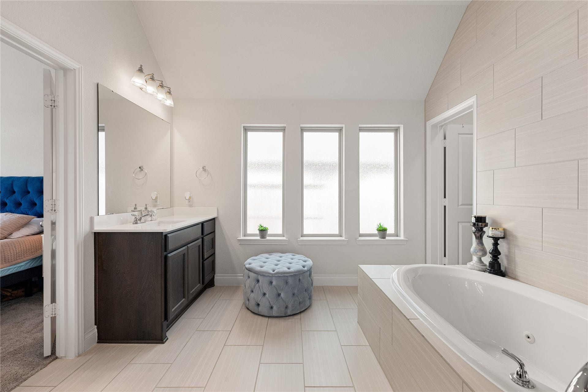 2419 Elmwood Trail, Katy, TX 77493 Bright primary bathroom with dual sinks, soaking tub, large windows for natural light, and a spacious layout. Clean, modern design with plenty of room for comfort and storage.