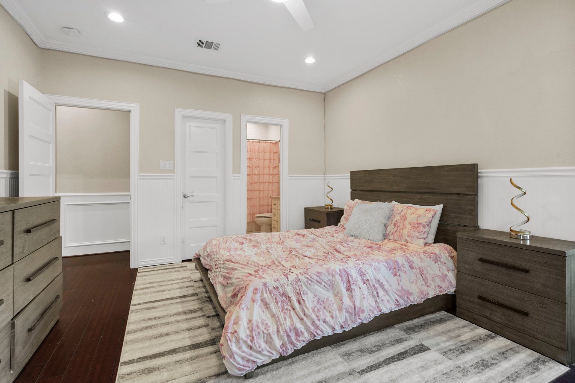 9 Charleston Street S, Sugar Land, TX 77478 Every bedroom features a private en suite bathroom, offering comfort and privacy for family and guests.