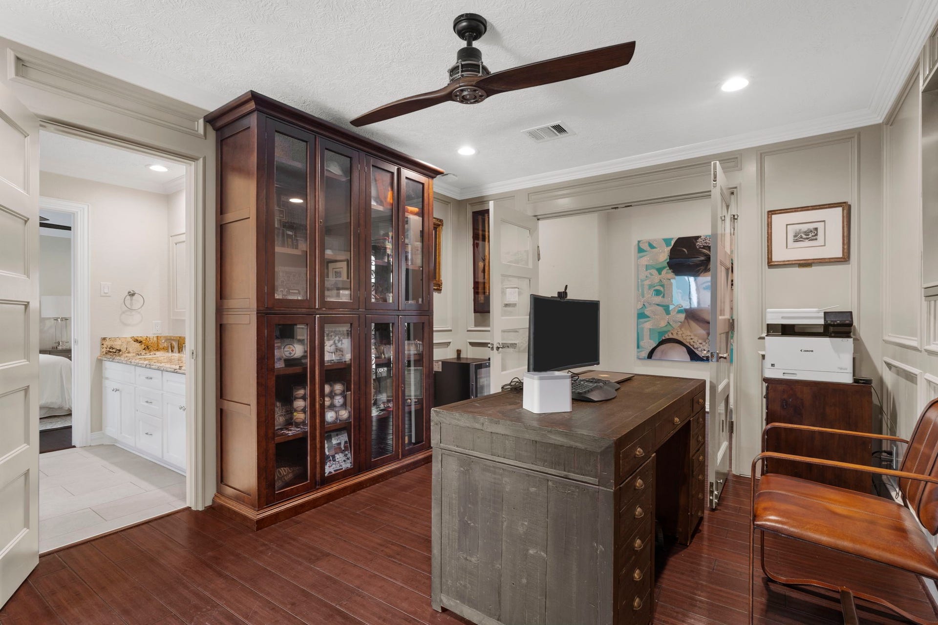 9 Charleston Street S, Sugar Land, TX 77478 The office is conveniently located at the front of the home and has access to an en suite Jack and Jill bathroom.