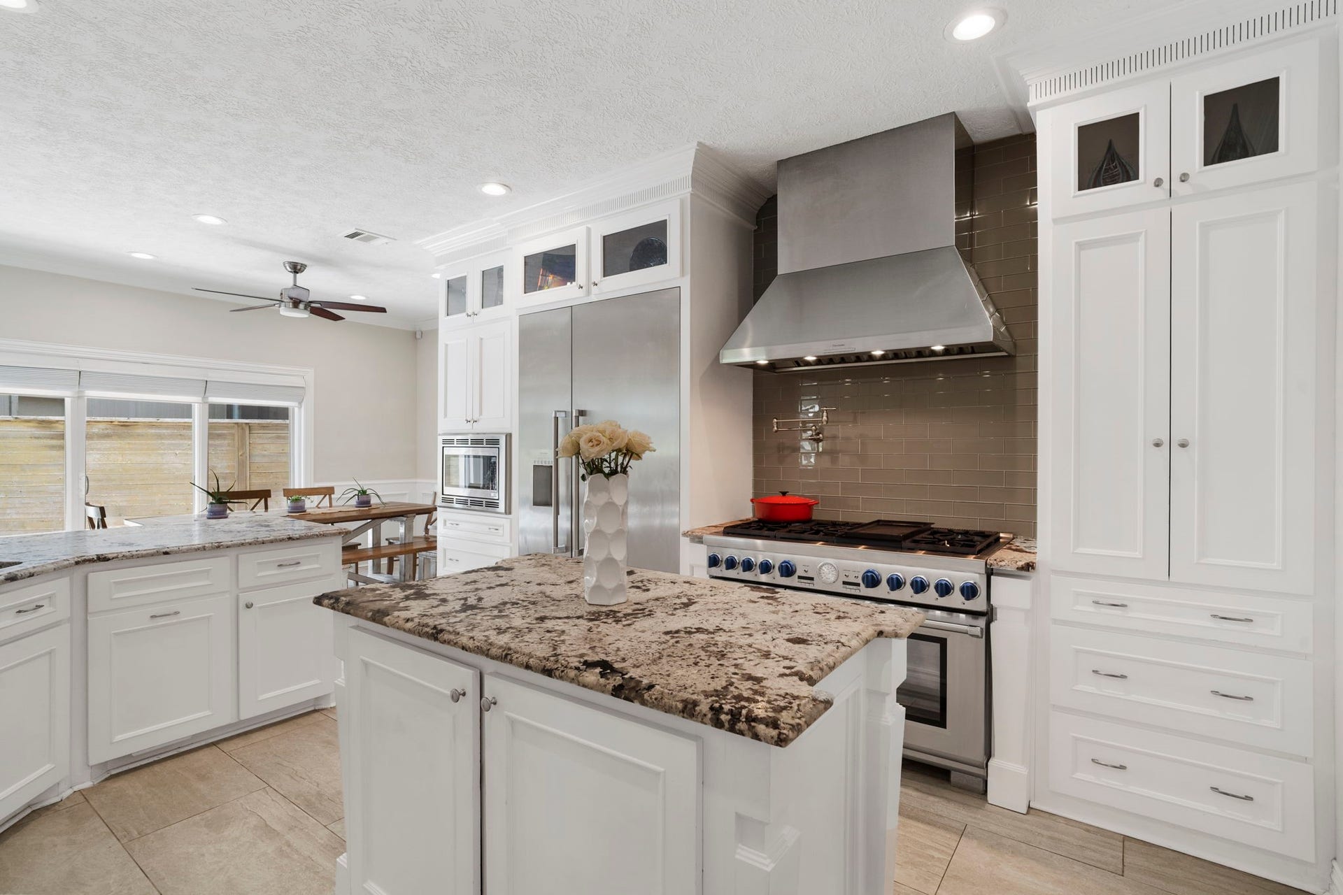 9 Charleston Street S, Sugar Land, TX 77478 Soft-close cabinets and drawers, along with convenient pull-outs, provide easy access and added convenience.