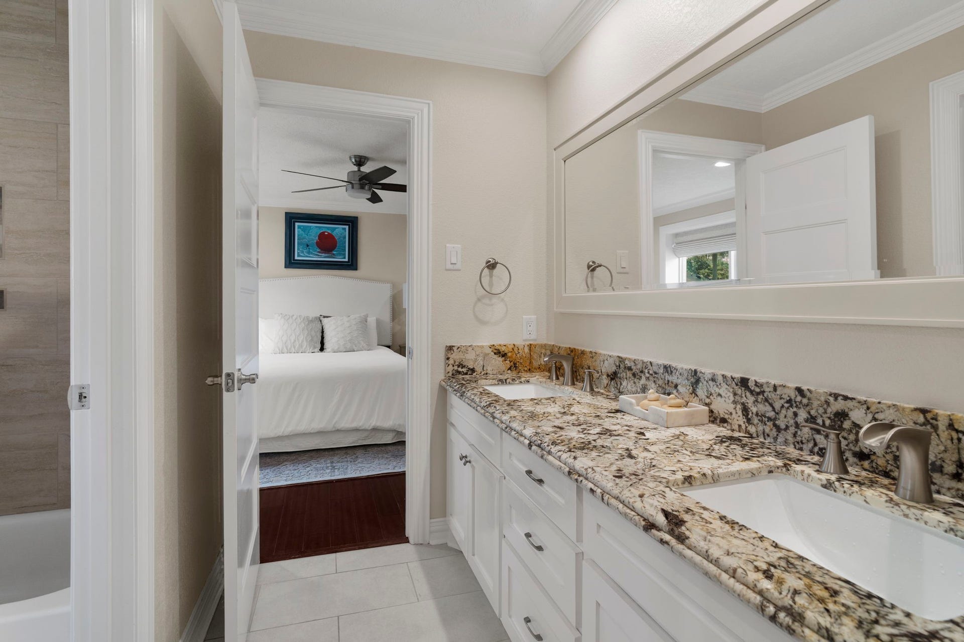 9 Charleston Street S, Sugar Land, TX 77478 The Jack-and-Jill full bath features a large dual vanity and a private bathing area with a shower/tub combination. Shared by the guest bedroom and study, the bath is accessible from both spaces.
