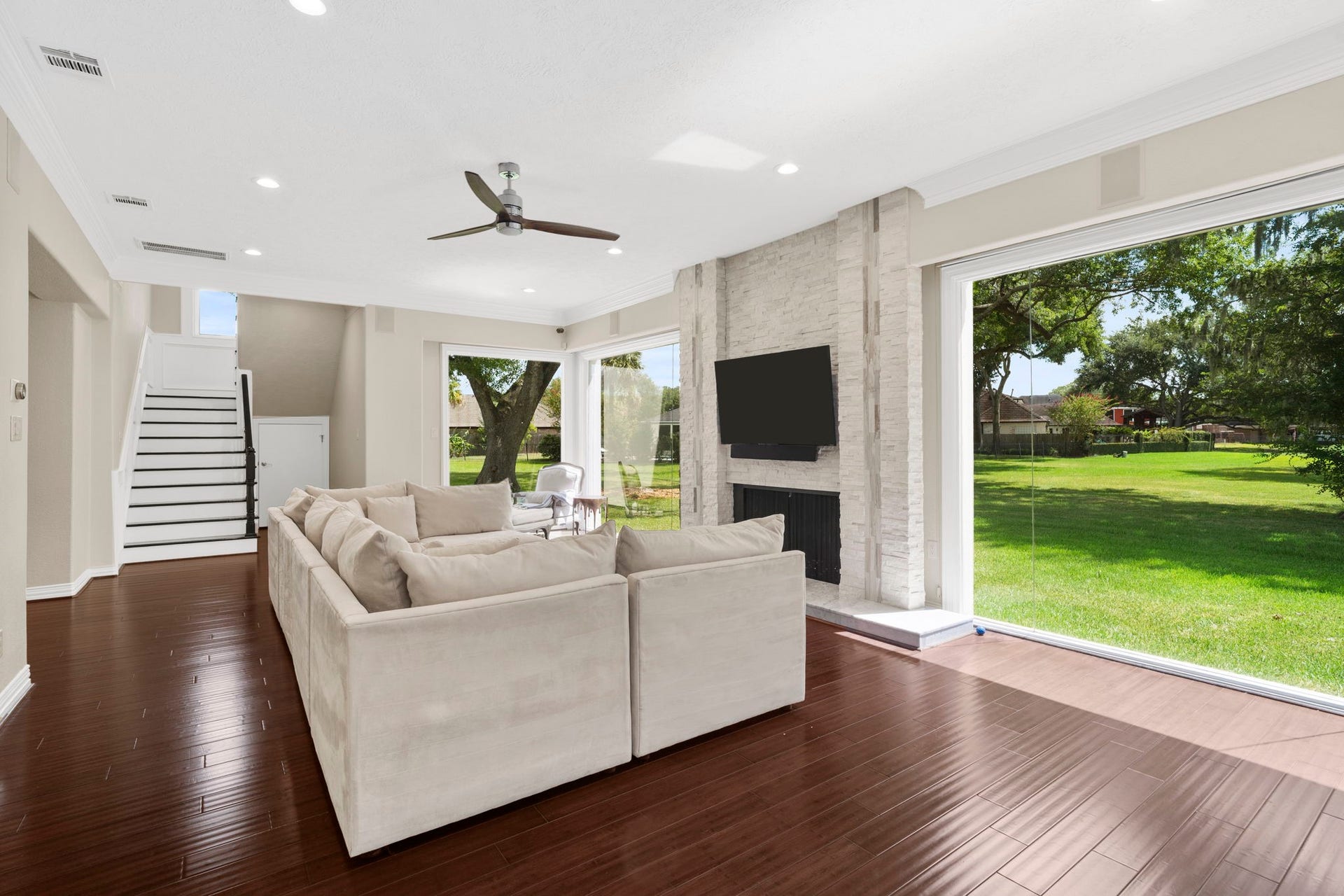 9 Charleston Street S, Sugar Land, TX 77478 Clean architectural lines and a refined sense of comfort.