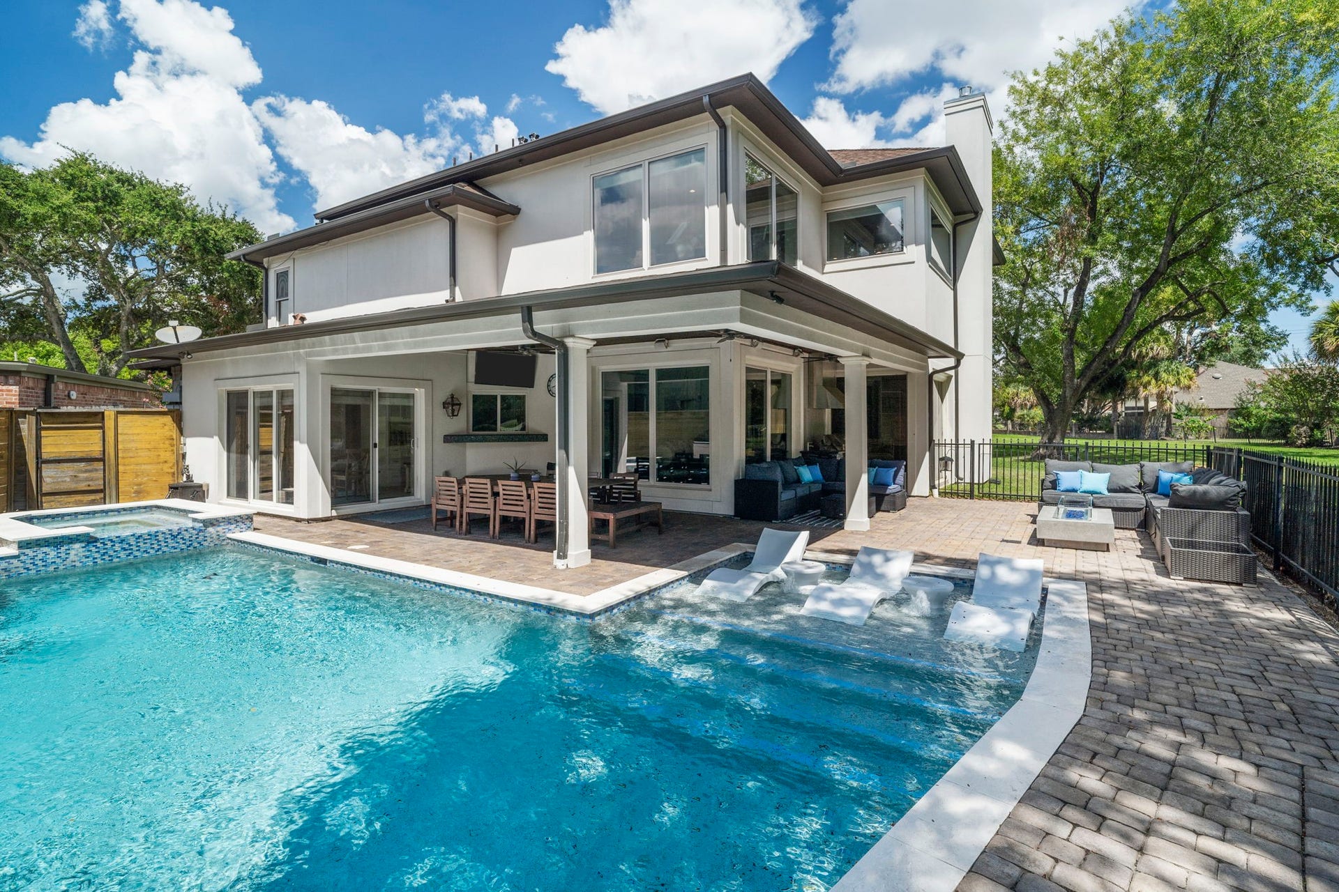 9 Charleston Street S, Sugar Land, TX 77478 A spacious covered patio creates the perfect outdoor setting for relaxing poolside, enjoying al fresco moments, or entertaining guests.