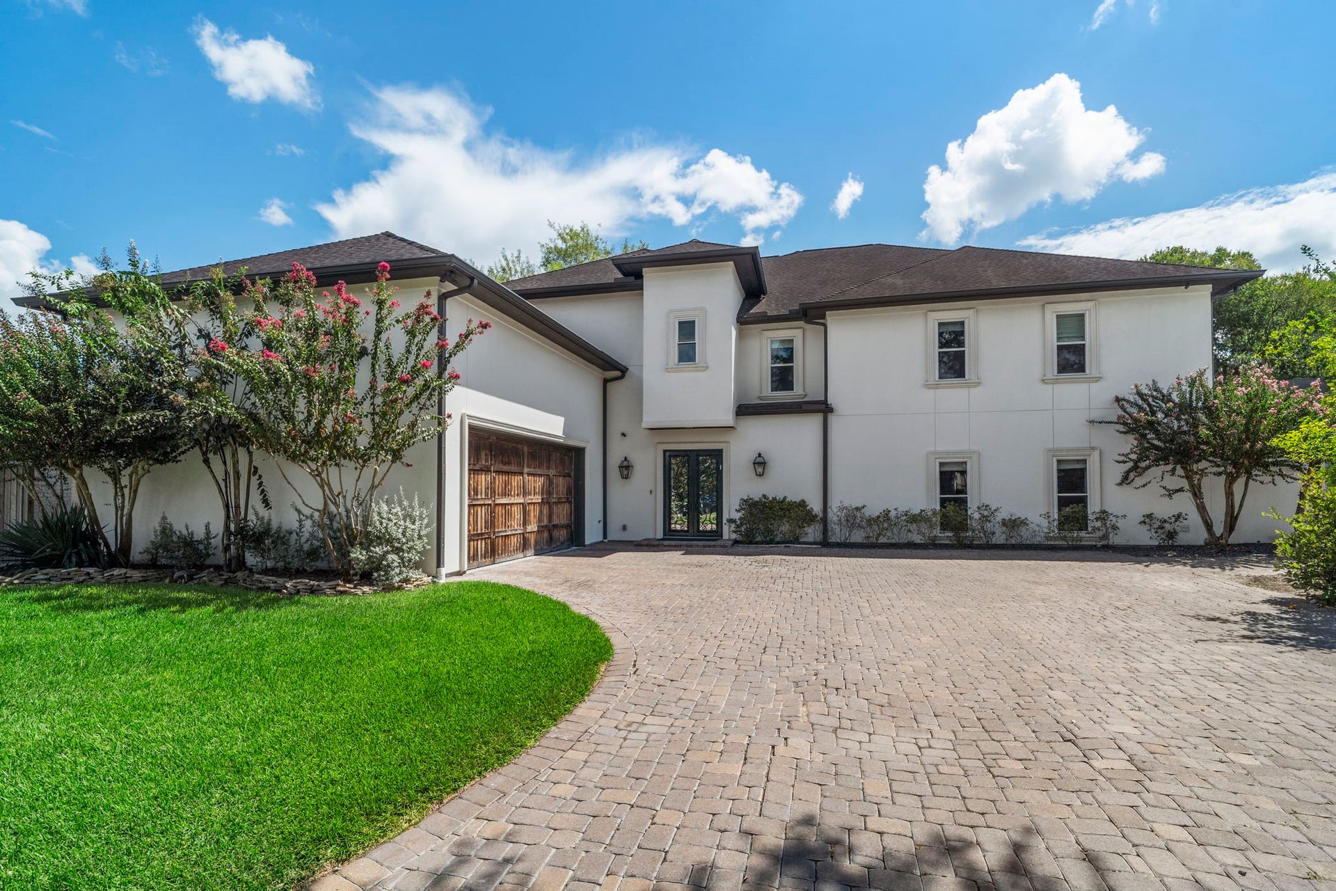 9 Charleston Street S, Sugar Land, TX 77478 An exceptional opportunity to own a one-of-a-kind luxury residence nestled on a quiet cul-de-sac in sought-after Sugar Creek neighborhood.