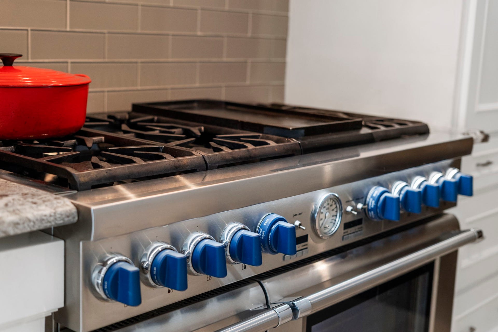 9 Charleston Street S, Sugar Land, TX 77478 The chef will love cooking on this Thermador six-burner gas range, featuring double convection ovens, a griddle, and convenient pot filler.