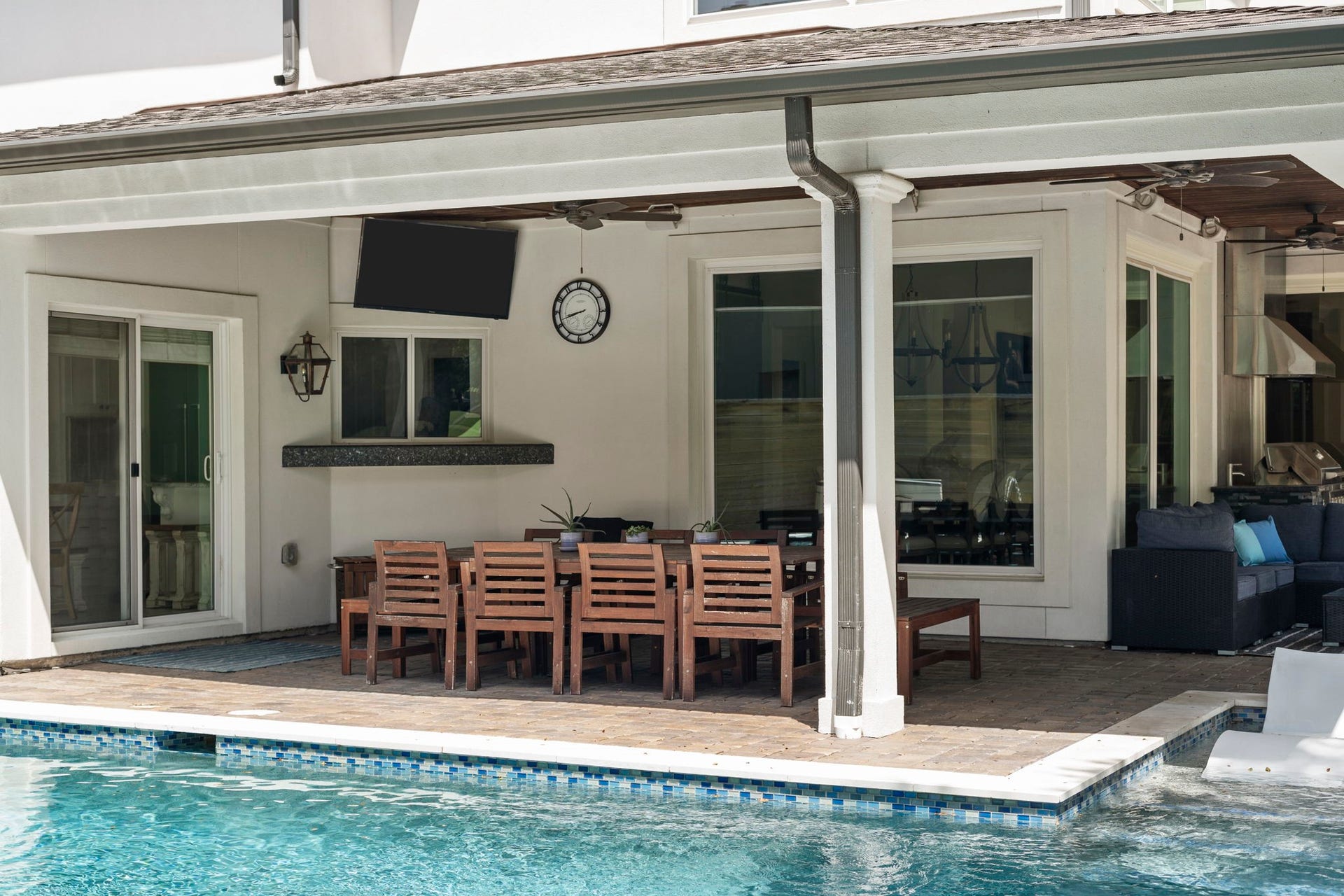 9 Charleston Street S, Sugar Land, TX 77478 A convenient pass-through bar connects the covered patio to the kitchen, making it easy to serve drinks and refreshments while entertaining outdoors.