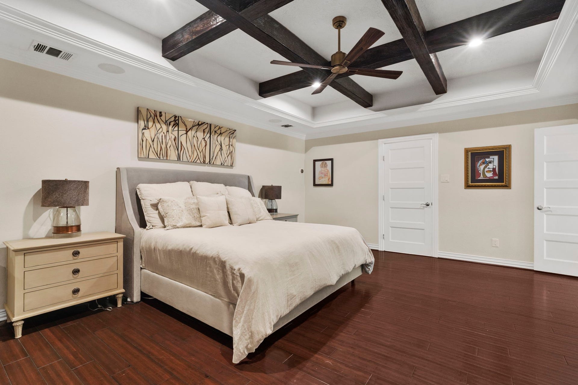 9 Charleston Street S, Sugar Land, TX 77478 The first-floor primary suite features a beamed coffered ceiling, recessed lighting, integrated surround sound, and a spa-inspired en suite bath.