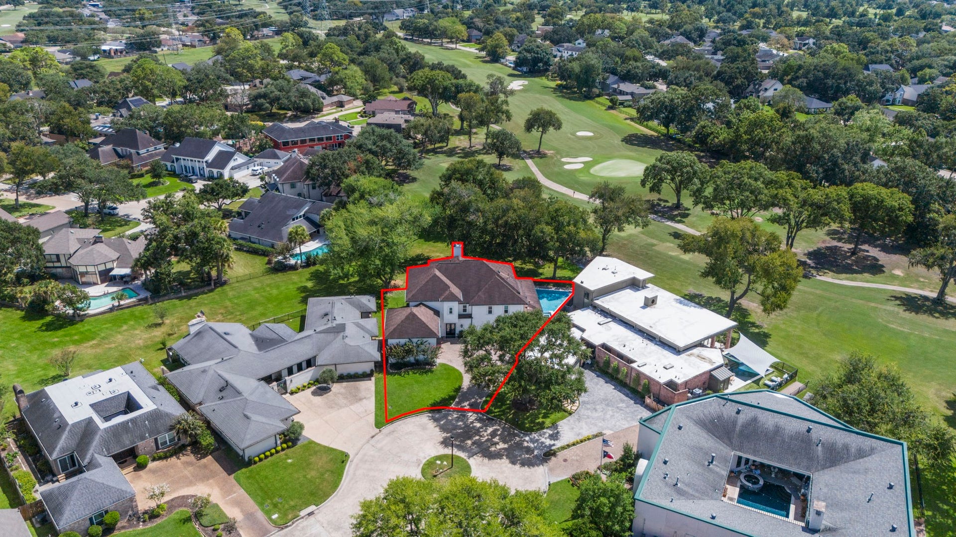 9 Charleston Street S, Sugar Land, TX 77478 Sugar Creek is known for its distinctive home designs, including modern luxury residences, a premier country club, and a prime location near shopping, dining, and entertainment. Residents also enjoy quick access to US 59 and Highway 90.