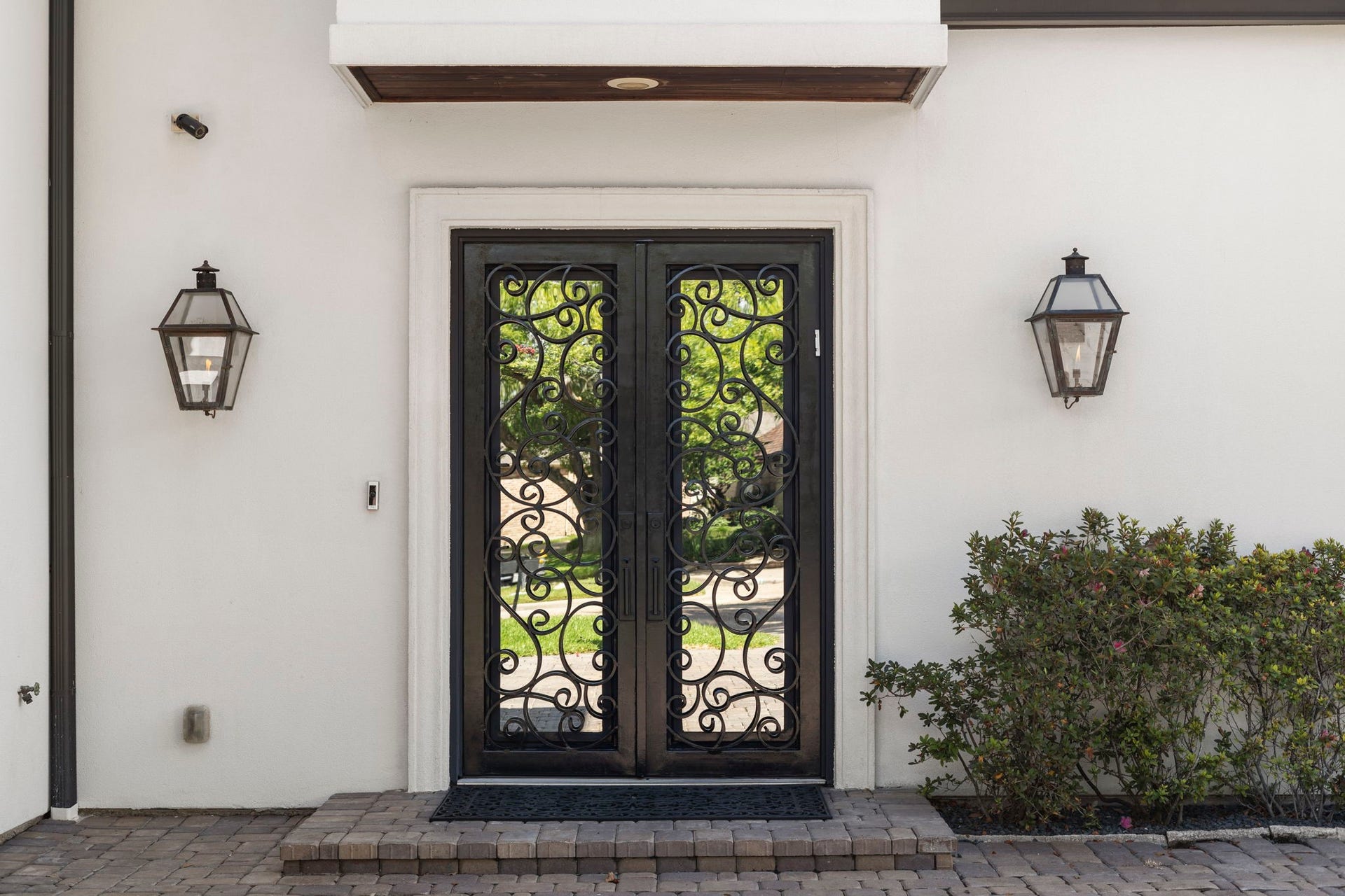 9 Charleston Street S, Sugar Land, TX 77478 Renaissance double iron doors with integrated insulated glass panels welcome natural daylight while maintaining a comfortable indoor climate.
