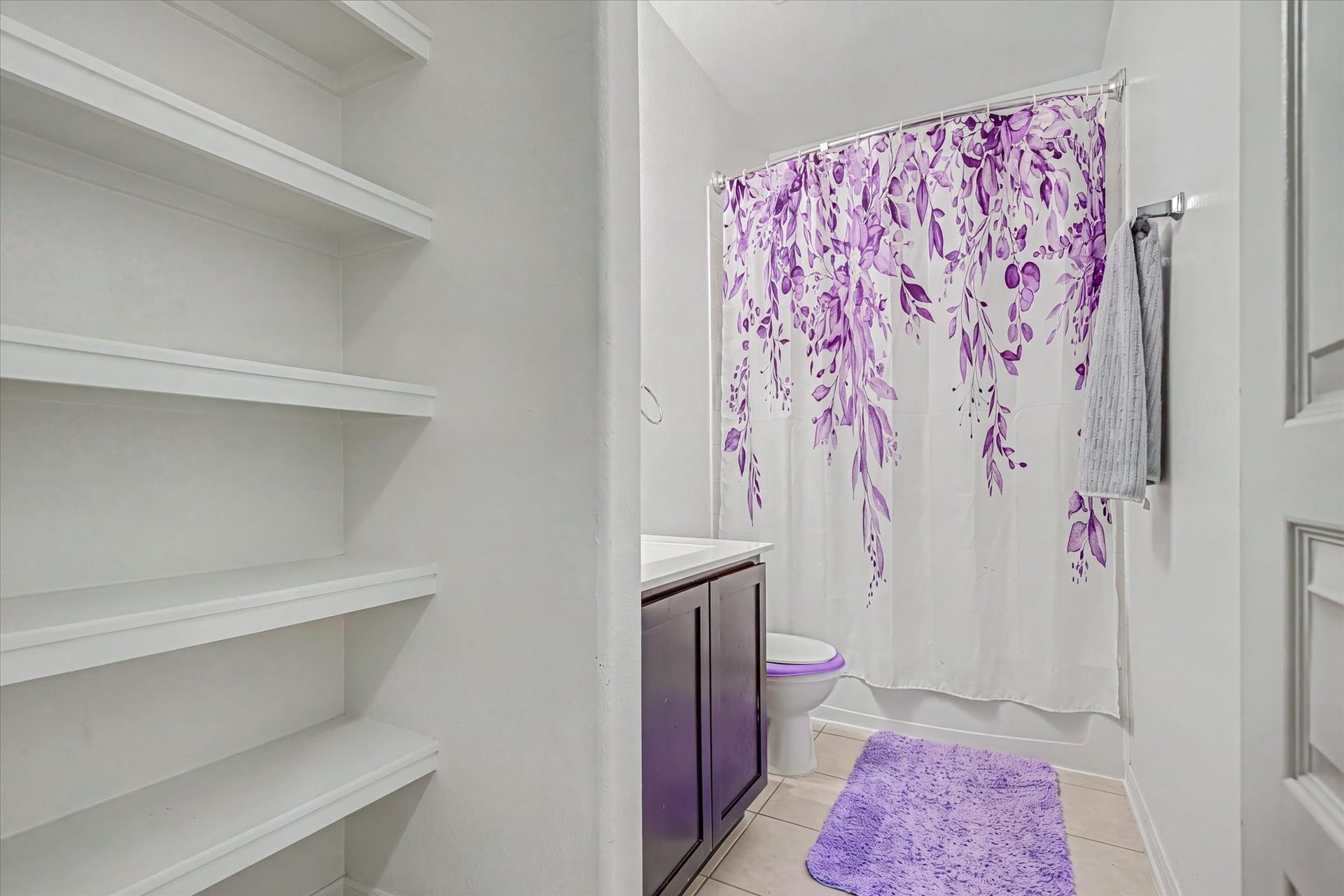 4914 Seaside Sparrow Lane, Baytown, TX 77521 Guest Bathroom