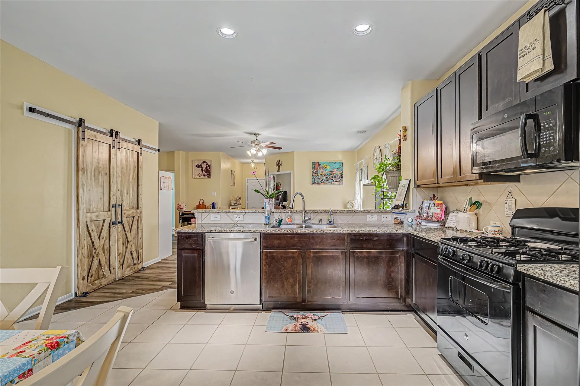 4914 Seaside Sparrow Lane, Baytown, TX 77521 Spacious open concept Kitchen with Granite countertops overlooking the living room.