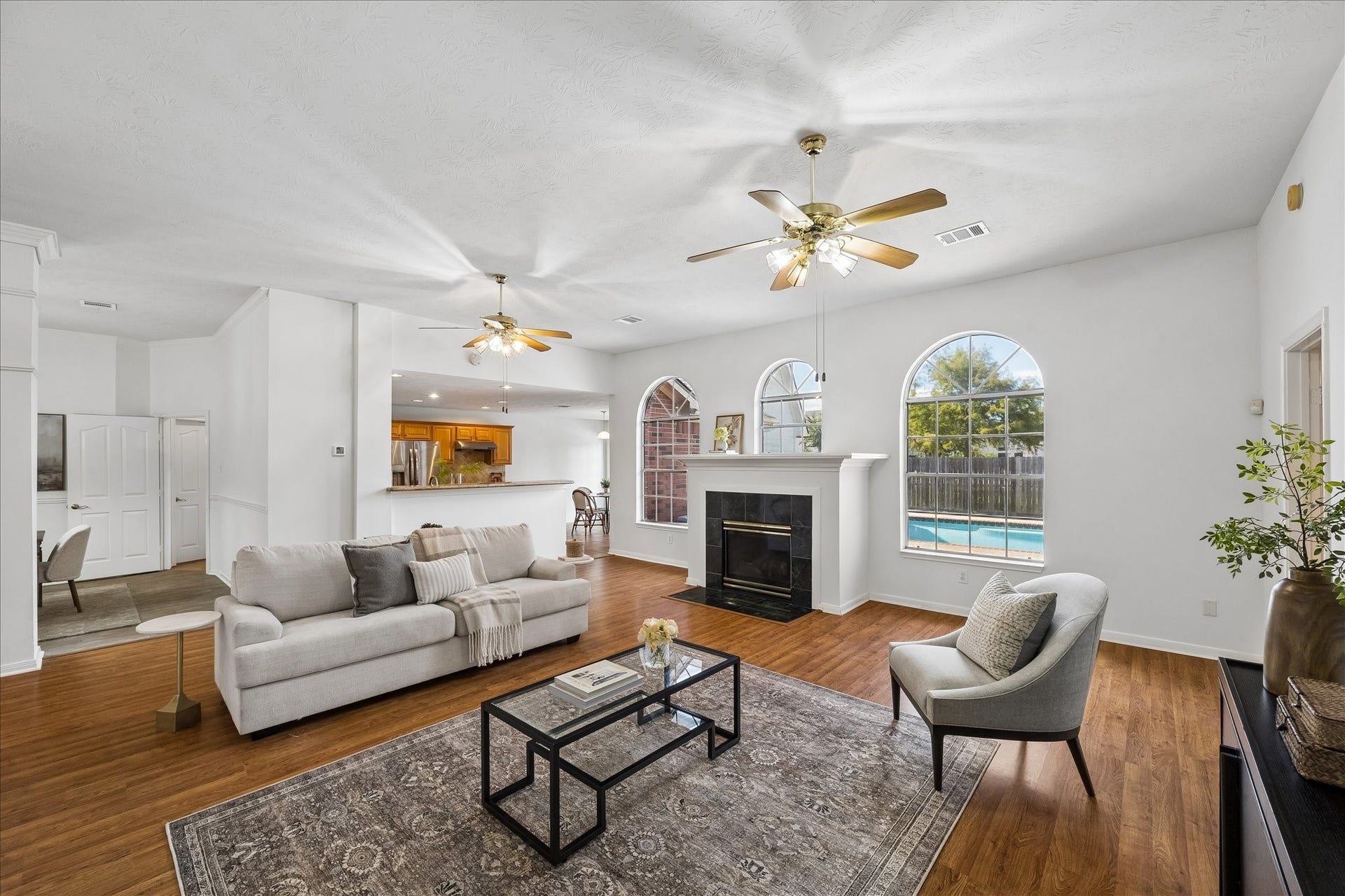 3316 Windfern, Pearland, TX 77581 Large windows overlooking the backyard