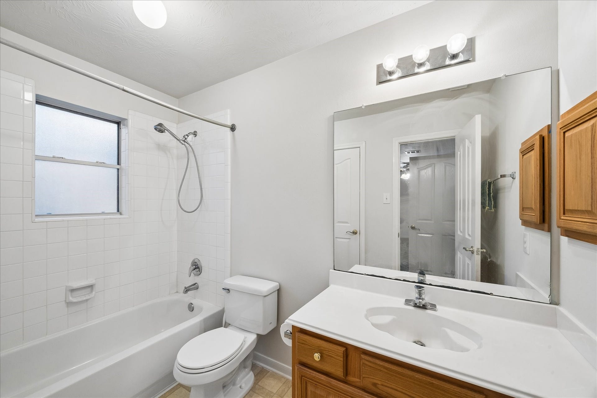 3316 Windfern, Pearland, TX 77581 En suite bathroom in the guest suite