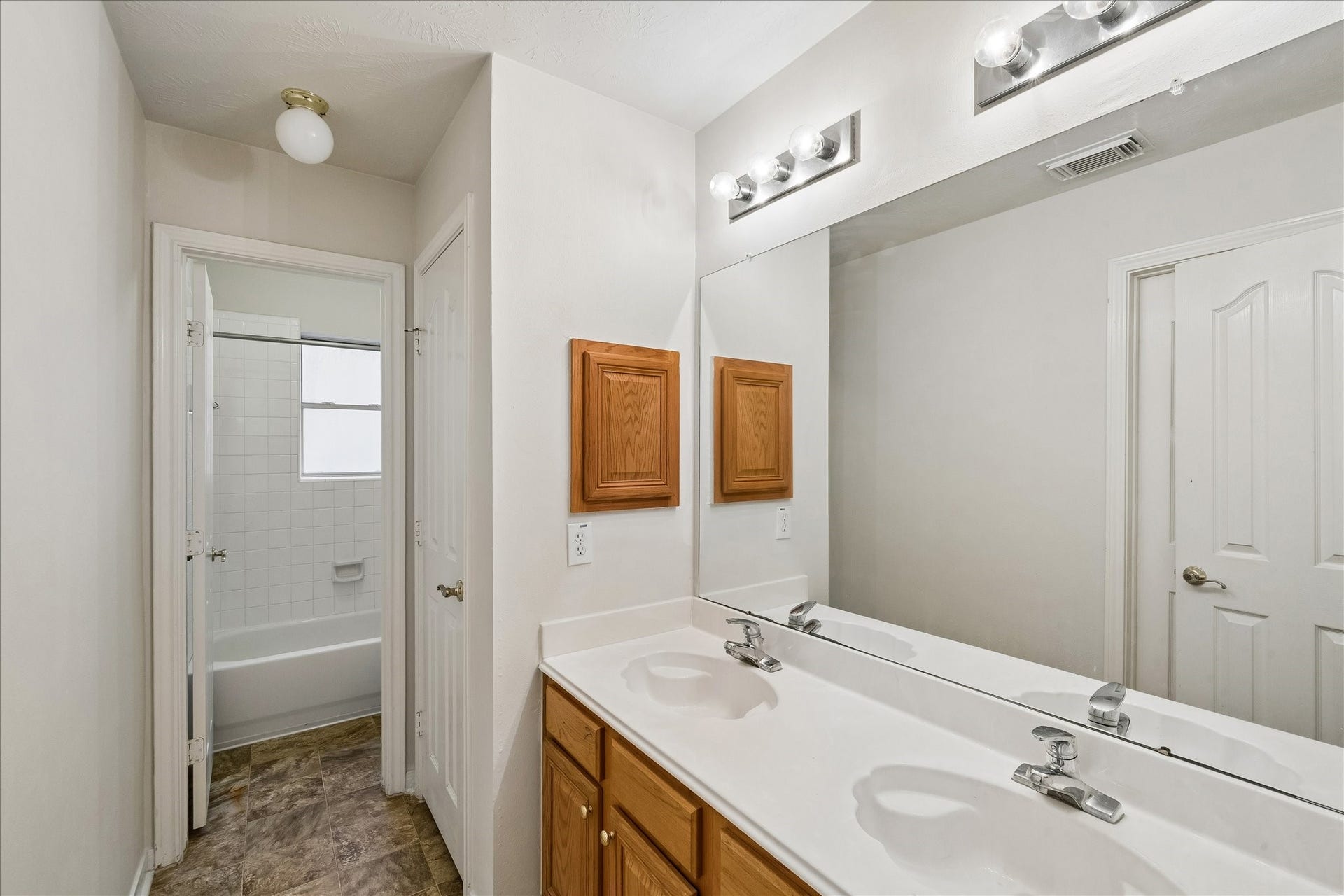 3316 Windfern, Pearland, TX 77581 Hall bathroom