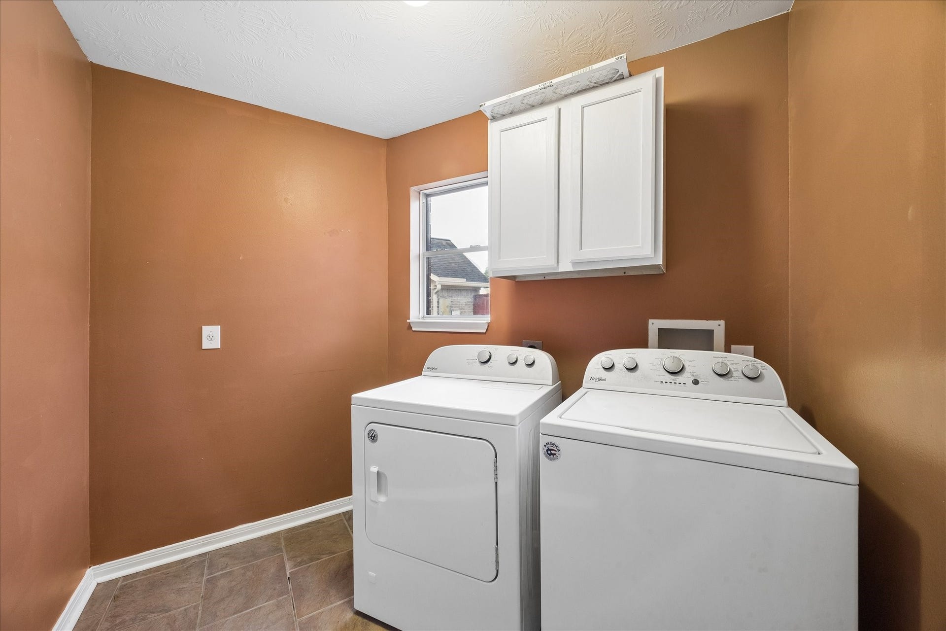 3316 Windfern, Pearland, TX 77581 Full size laundry room